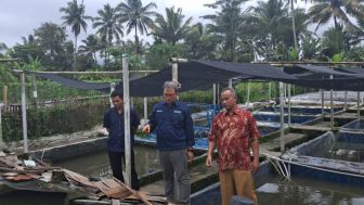 PKUM Undip Bantu Alat Ukur Suhu dan Mesin Pelet ke Peternak Lele Desa Bligo Magelang, Bisa Dikontrol Lewat HP