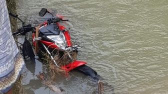 Kronologi Pengendara Tewas Terseret Banjir di Tegalsumur Grobogan, Motor di Bawah Jembatan
