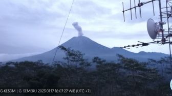 Aktivitas Semeru Meningkat, Tinggi Abu Vulkanik Capai 1000 Meter : PVMBG Minta Masyarakat Waspadai Ini
