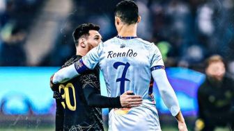 Haru 'Pertemuan Terakhir' Cristiano Ronaldo dan Lionel Messi , Saling Berpelukan di Laga Riyadh All Star Vs PSG