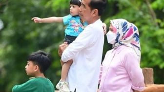 Momen Jokowi Jalan Bersama Gibran: Saya Diajak Pak Wali Melihat Solo Safari