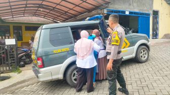 Detik-detik Pengunjung Rest Area Wonosobo Melahirkan di Dalam Mobil, Dijaga Polisi