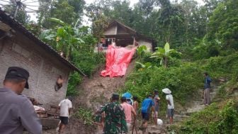 Longsoran Tebing di Kebumen Nyaris Timpa Rumah Warga