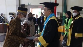 Gantikan Mendiang Anaknya untuk Wisuda di UIN Walisongo : Budiyono dan Siti Lestari Ceritakan Perjuangan Sang Buah Hati