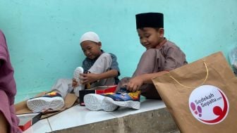 Aku Balike Arep Nganggo Sepatu Anyar, Sedekah Sepatu di Madin Al Inaba Banjarnegara