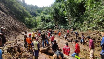 Nekat Melintasi Area Longsor, Seorang Ibu di Segorogunung Karanganyar Diduga Tertimbun