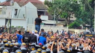 Lagi, Kerusuhan Antara Suporter dan Polisi Pecah : Laga PSIS Lawan Persis Sempat Dihentikan Sementara