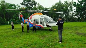 Helikopter yang Ditumpangi Kapolda Jatim Mendarat Darurat di Tulungagung : Begini Alasannya
