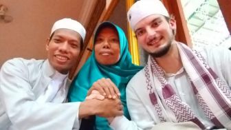 Kisah Ustadzah di Lombok Jemput Kekasih Bulenya di Bandara Pakai Pick Up, Berakhir Indah