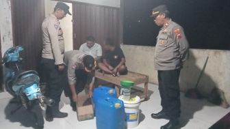 Picu Gangguan Keamanan, Polsek Karangmoncol Sita Puluhan Liter Tuak di Kios Dekat Jembatan Merah