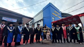 Pengayuh Becak di Banyumas Sukses Kuliahkan Anaknya Hingga Lulus di UMP, Wisuda Diantar Pakai Becak