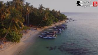 Berkunjung ke Karimunjawa ? Nikmati Pantai Tanjung Gelam yang Indah dan Menyimpan Sunset Sempurna di Lautan
