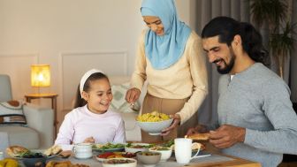 5 Adab Sahur Bagi Umat Muslim, Mulai Menjaga Waktu Hingga Menghindari Makan yang Berlebihan