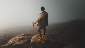 Mendaki Gunung Tetinggi di Bali Bersama Fiersa Besari : Menyimpan Panorama Bak Surga Tersembunyi