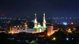 Keindahan Masjid Al Muttaqin Kaliwungu, Kendal Berhiaskan Lampu Warna-warni : Bikin Semangat Ibadah di Bulan yang Suci