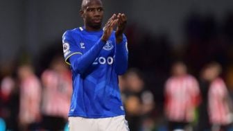 Khusyuknya Gelandang Everton Abdoulaye Doucoure, Siang Puasa Malamnya Tarawih dan Tadarus Al Qur'an