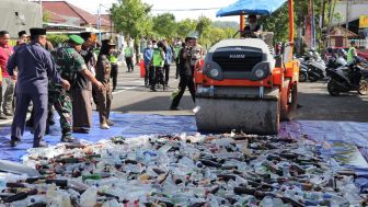 Polres Kebumen Musnahkan Ratusan Botol Miras