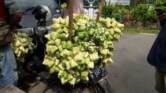 Senyum Manis Pedagang Selongsong Ketupat di Purbalingga, Laris Manis Jelang Lebaran