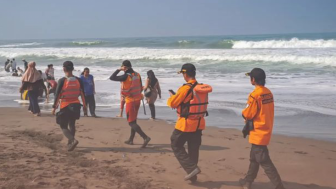 Pantai Selatan Kembali Memakan Korban, Kini Seorang Wisatawan Terseret Ombak di Pantai Setrojenar