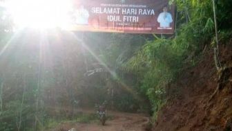 Sindiran Keras, Baliho Ucapan Idul Fitri Bupati Purbalingga Melintang di Atas Jalan Rusak Desa Sirau