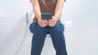 Pengguna Wajib Tahu, Membawa Ponsel ke Toilet Berpotensi Menyebarkan Penyakit : Cek 4 Bahaya Ini