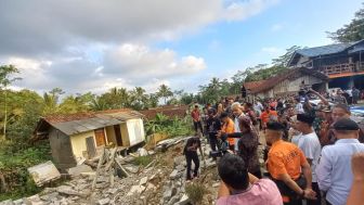 Tinjau Jalan Rusak di Banjarnegara, Gubernur Ganjar Minta Pemkab Segera Melakukan Perbaikan