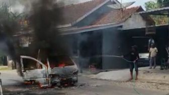 Mobil Pick Up Terbakar di Jalan saat Dikendarai di Kuwarasan Kebumen