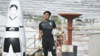 Ernando Ari Sutaryadi Kiper Persebaya Ikut Gabung dalam FIFA Matchday Lawan Argentina : Aji Santoso Tekankan Hal Ini