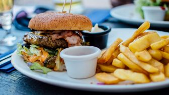 5 Temuan Peneliti Mengungkapkan Bahwa Banyak Makan Junk Food Memburuknya Kualitas Tidur : Begini Penjelasannya
