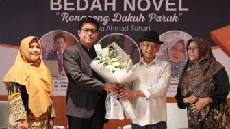 Karyanya Mendunia, Potret Sederhana Ahmad Tohari saat Bedah Novel Ronggeng Dukuh Paruk di UMP