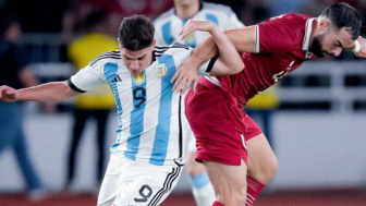 Heboh! Akun IG Manchester City Unggah Foto Jualian Alvarez Duel dengan Jordi Amat, Caption-nya Kocak