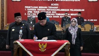 Saat Sudono dan Tenny Juliawati Bersemuka di Rapat Paripurna DPRD Purbalingga