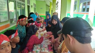 Gelar Karya SDN 2 Pingitlor Banjarnegara, Siswa Jual Produk Lokal Gula Aren