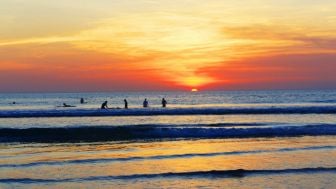 Cuma 30 Km dari Kota Semarang, Pantai di Pesisir Utara Jawa Ini Selalu Ramai Saat Pagi Hari