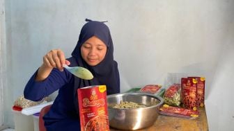 Cerita Sukses Melani Jualan Basreng di Purbalingga, Sehari Produksi 20 Kilogram