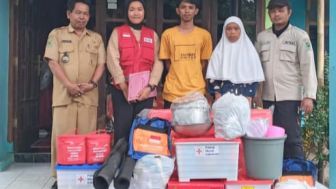 BPBD Bersinergi Bersama Dinas Sosial dan PMI Bantu Korban Kebakaran di Desa Gumelem Wetan