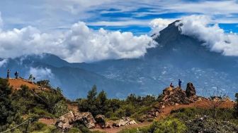 Jaraknya 106 Km dari Kota Purwokerto, Puncak Gunung Ini Cocok untuk Pendaki Pemula : Anak Kecil Bisa?