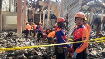 Relawan Banjarnegara Bersihkan Puing-puing Sisa Kebakaran Pasar Perja Klampok