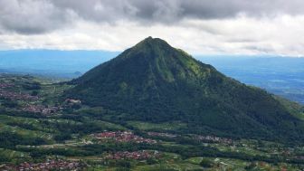 Hanya 1 Jam dari Alun-alun Magelang, Puncak Gunung Ini Bisa Ditaklukkan dengan Berkendara