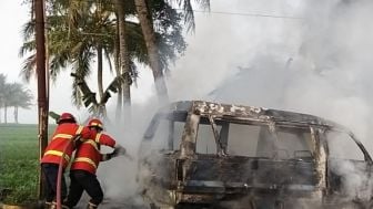 Mobil Angkutan Kota Ludes Terbakar di Jalur Banjarnegara Banyumas, Ini Penyebabnya