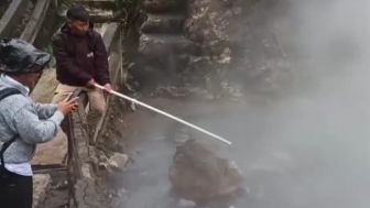 Rasakan Sensasi Merebus Telur Alami di Kawah Candradimuka Dieng Banjarnegara