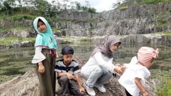 Berjarak 9,1 KM dari Alun-alun Banjarnegara, Wisata Alam Ini Menyajikan Keindahan Batu Andesit yang Indah