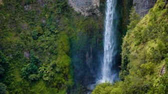 Hanya 7 KM dari Candi Arjuna Dieng, Curug Tersembunyi Ini Aneh Airnya Hangat