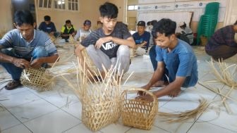 Desa di Pinggir Purbalingga Ini Jadi Sentra Kerajinan Bambu Spesialis Keranjang Parsel, Permintaan Membeludak dari Luar Kota