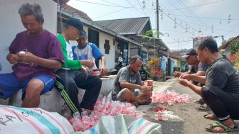 Guyubnya Warga Sokanandi Banjarnegara Sambut HUT RI ke 78, Barang Bekas Disulap Jadi Hiasan Lingkungan