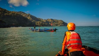 Ombak Pantai Selatan Cilacap Kembali Makan Korban, Kapal Nelayan Terbalik hingga 1 Orang Meninggal