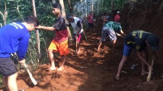 Warga Desa Ini Gotong Royong Lebarkan Jalan Usaha Tani, Lha Dana Desa Kemana?