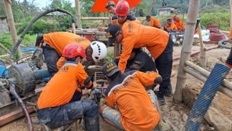 Air Mengucur Deras, Evakuasi 8 Penambang Emas di Banyumas Makin Berat