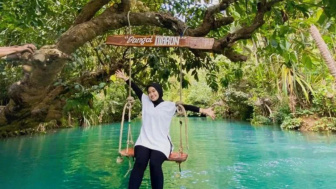 Objek Wisata Sungai Ini Memiliki Air Berwarna Hijau Kebiruan, Refleksi Cahaya dari Rerimbunan Pohon Jadi Spot Foto yang Memukau