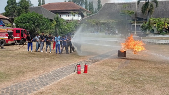 Perkuat Mitigasi, Siswa SMAN 1 Sigaluh Banjarnegara Dilatih Pemadam Kebakaran